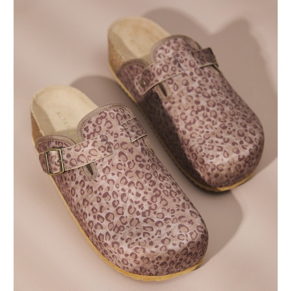 New with tags Altar’d State Lorenna Leopard Platform Clog - Picture 2 of 3